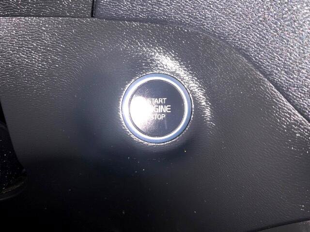 Used 2022 Volvo XC40 T4 Momentum image 19