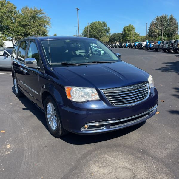 Used 2015 Chrysler Town & Country Limited image 8