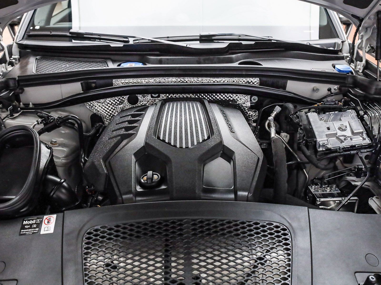 Certified 2025 Porsche Macan Turbo image 27