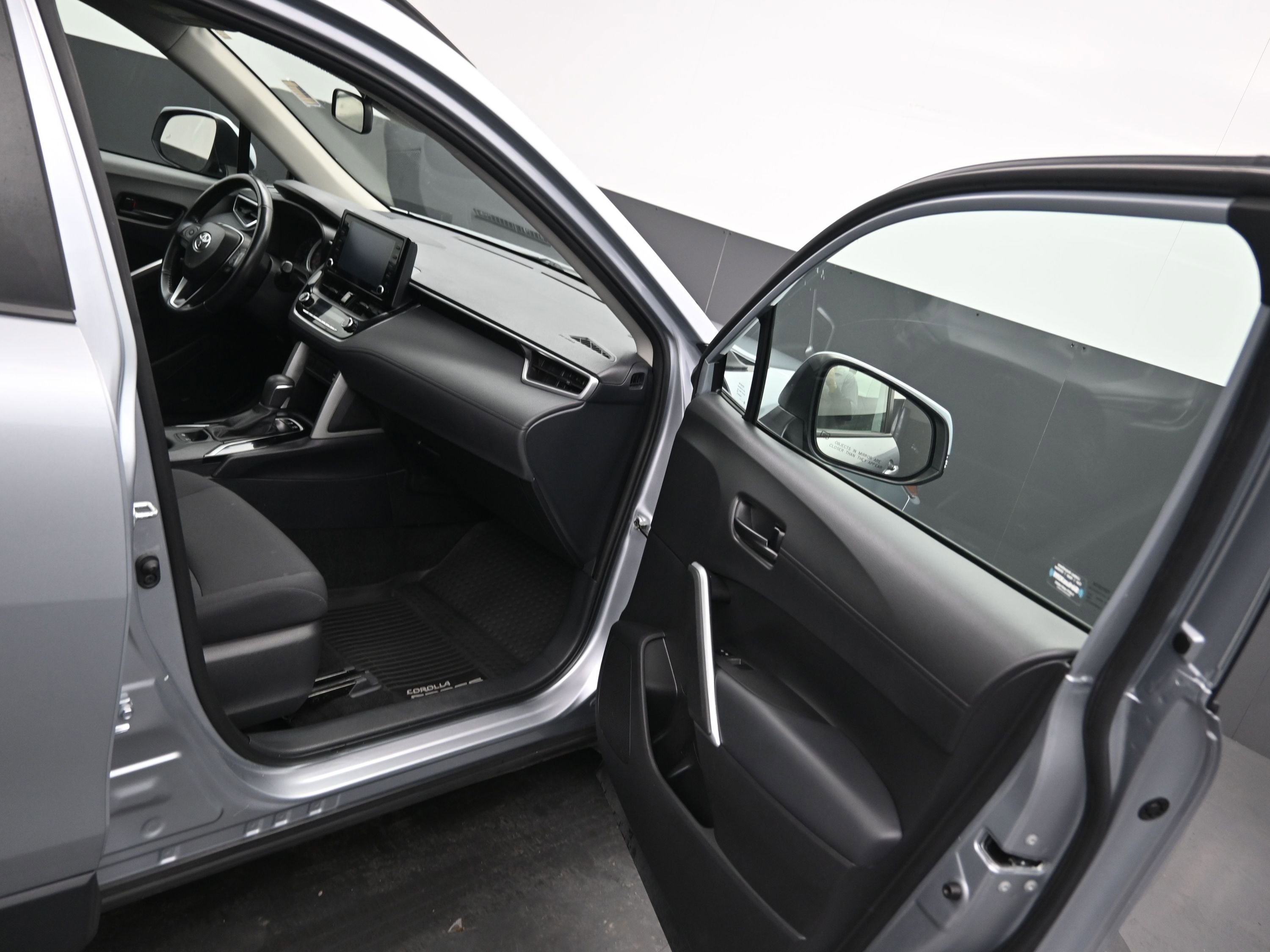 Used 2022 Toyota Corolla Cross LE image 11