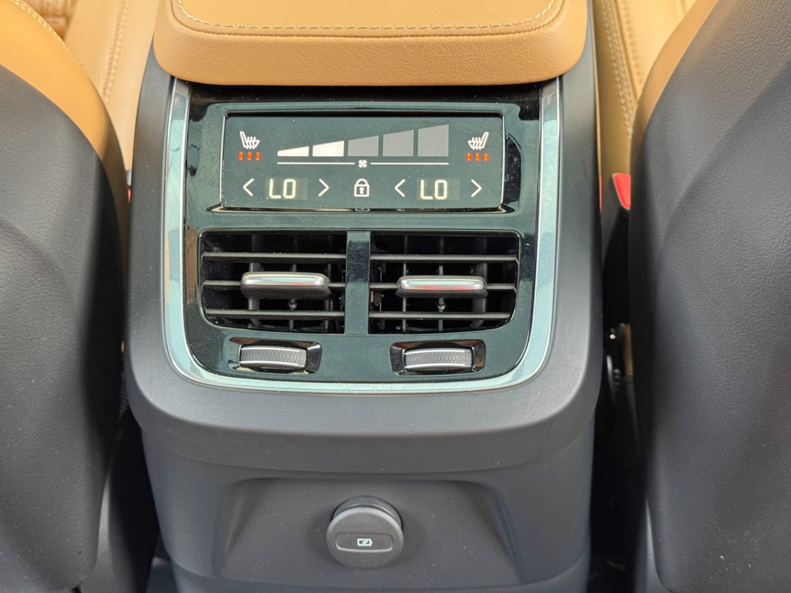 Used 2024 Volvo XC90 T8 Ultimate w/ Lounge Package AWD/4WD image 38