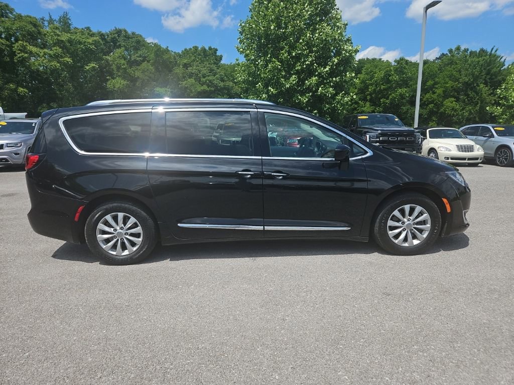 Used 2018 Chrysler Pacifica Touring-L Plus FWD image 8