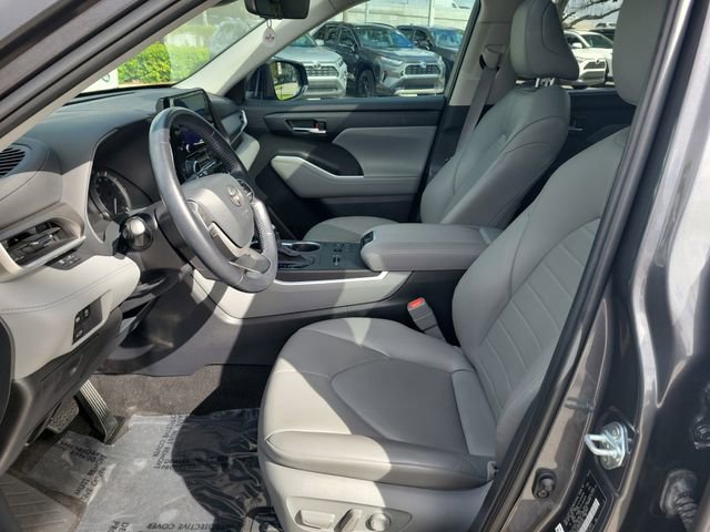 Used 2024 Toyota Highlander XLE image 12