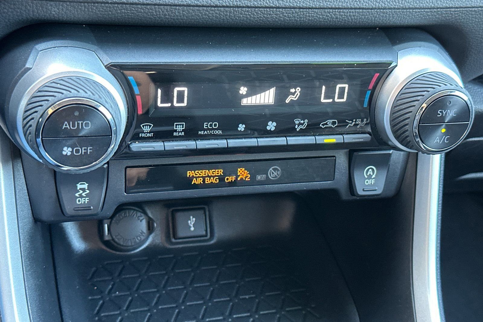 Used 2021 Toyota RAV4 XLE w/ Carpet Mat Package (TMS) image 21