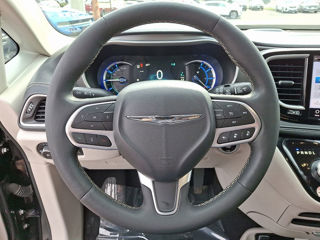 Used 2023 Chrysler Pacifica Touring-L image 19