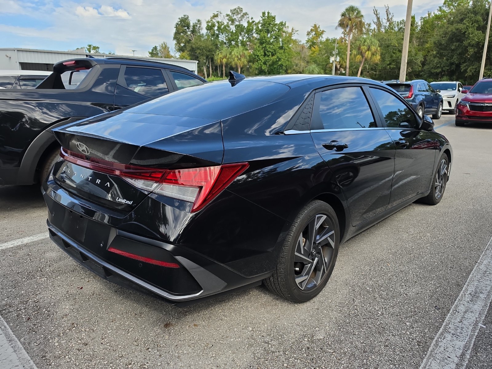 Used 2024 Hyundai Elantra Limited FWD image 3