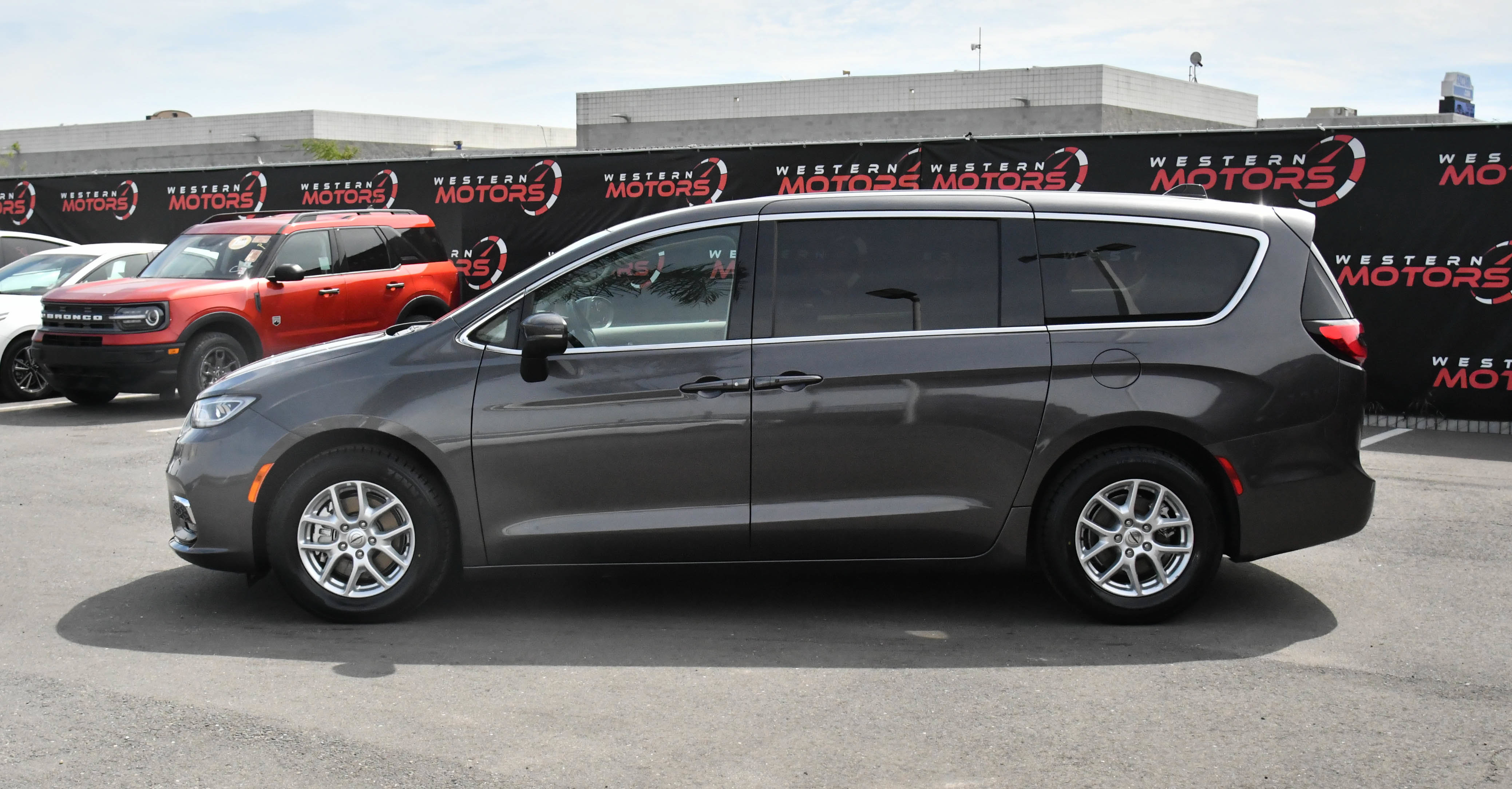 Used 2023 Chrysler Pacifica Touring-L FWD image 4