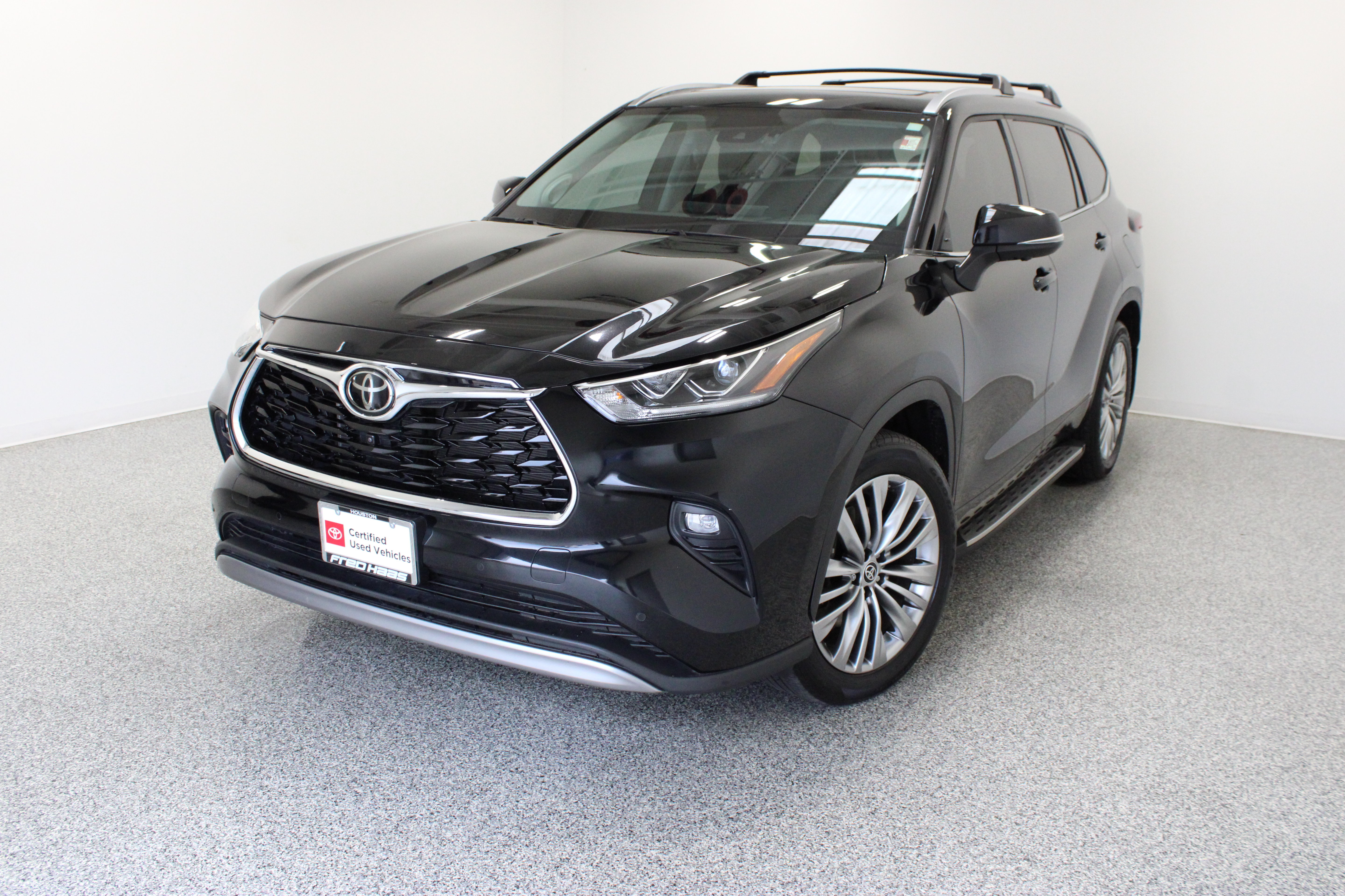 Used 2024 Toyota Highlander Platinum FWD image 2