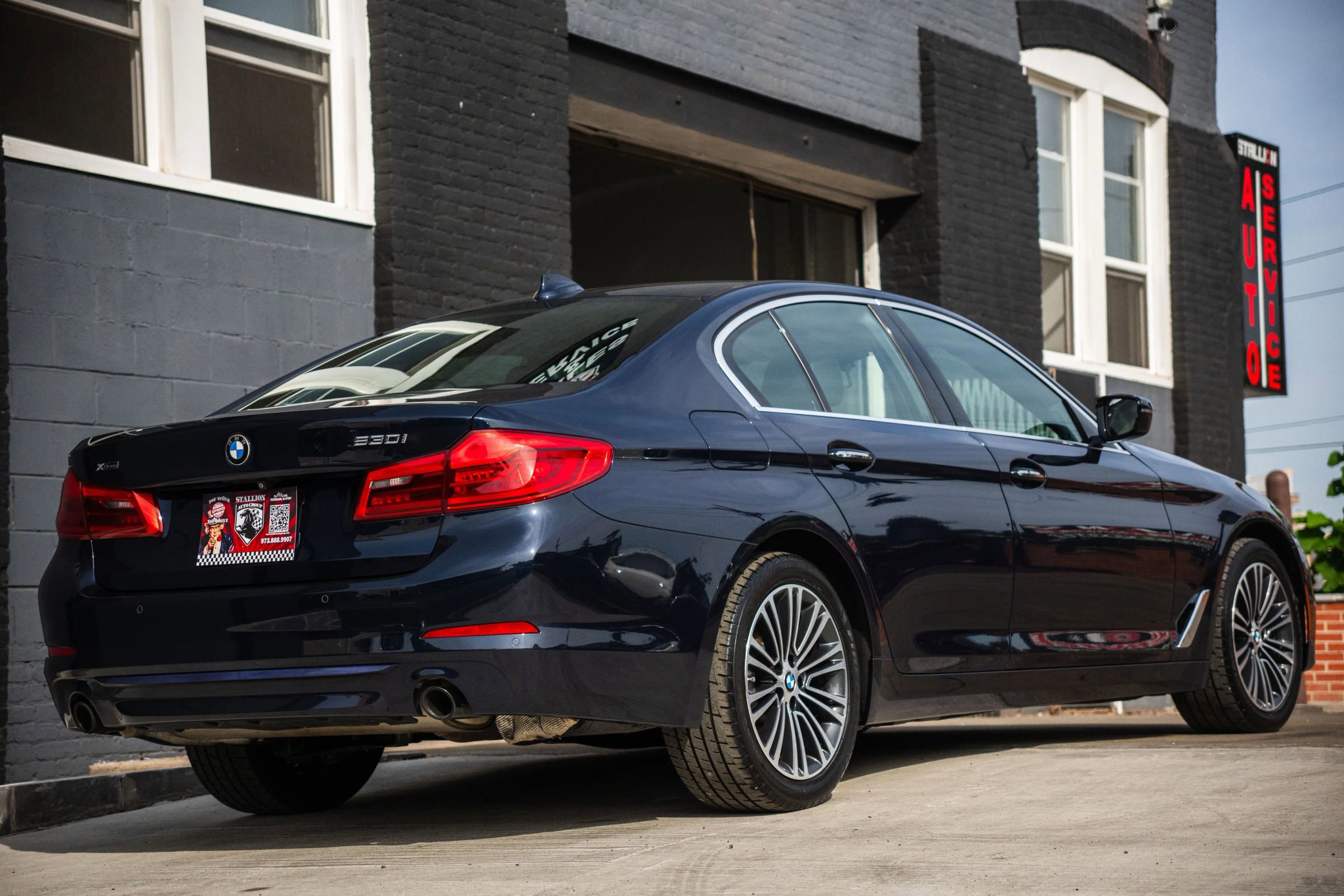 Used 2018 BMW 530i xDrive w/ Premium Package image 2