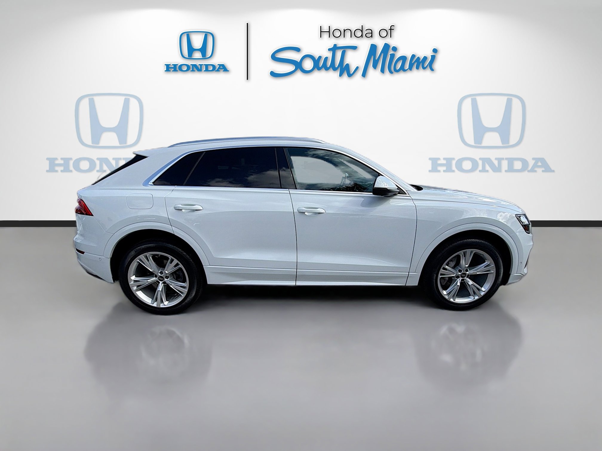 Used 2023 Audi Q8 Premium image 8