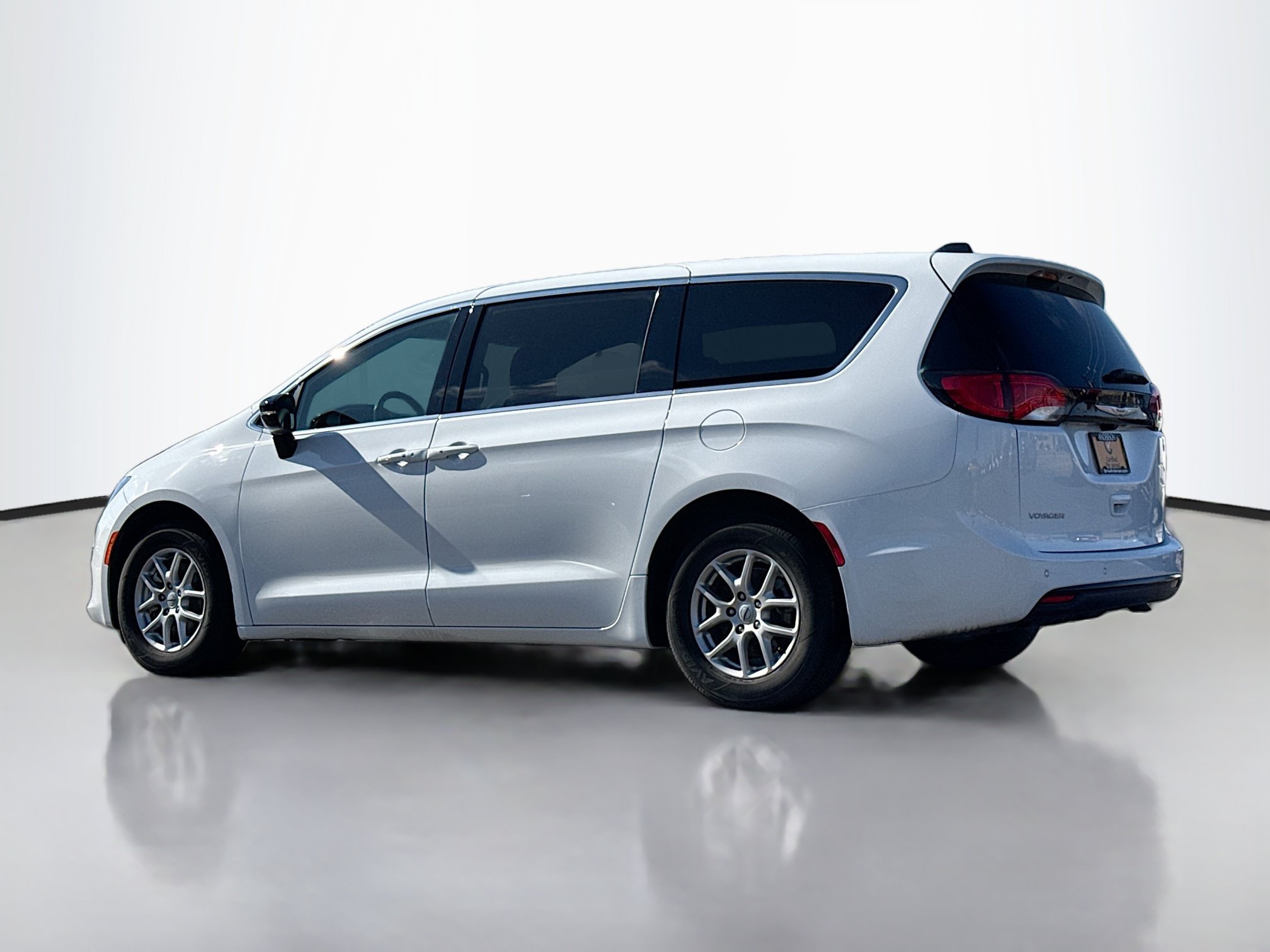Used 2025 Chrysler Voyager LX FWD image 14