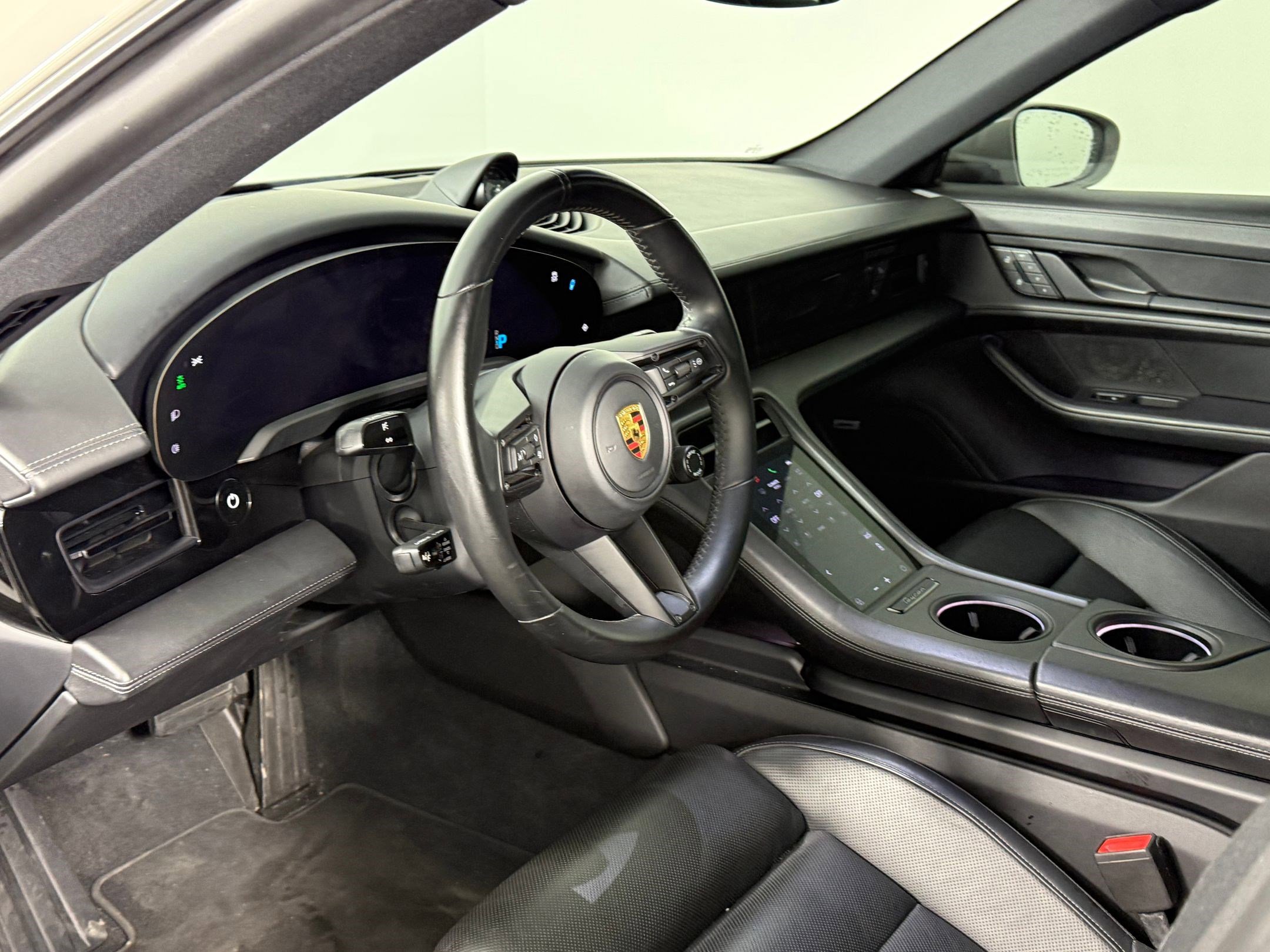 Used 2022 Porsche Taycan image 4