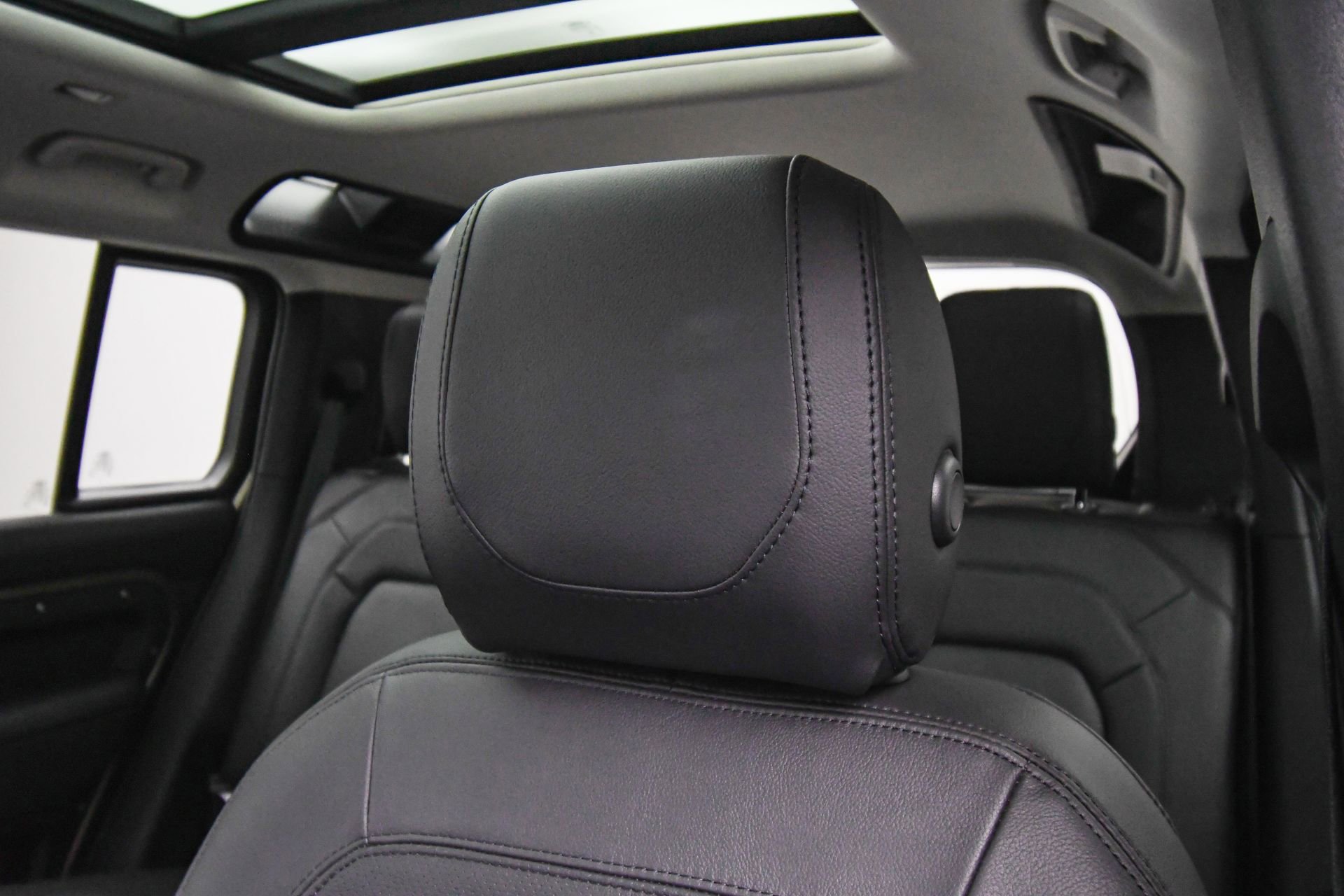 Used 2024 Land Rover Defender 110 S image 47