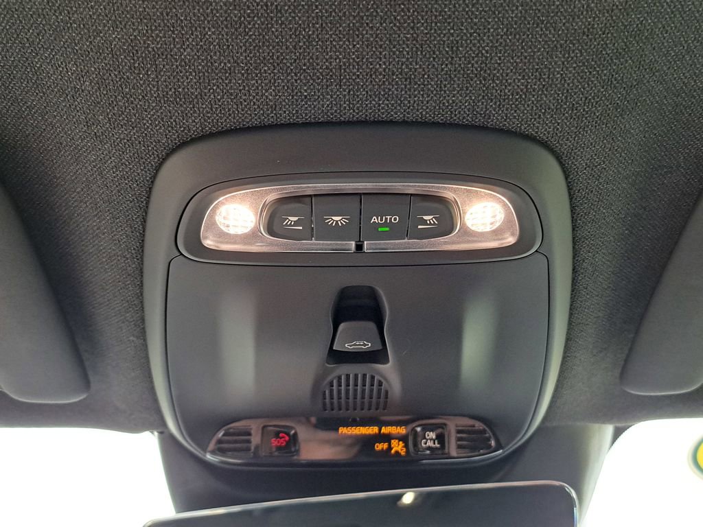 Used 2022 Volvo XC40 T5 R-Design w/ Advanced Package image 17