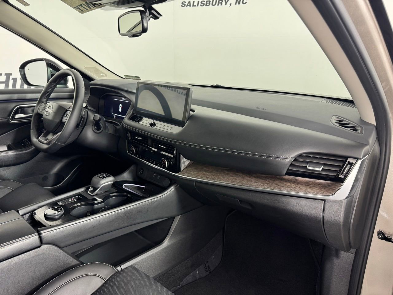 Used 2025 Nissan Rogue Platinum w/ Tech Package image 42