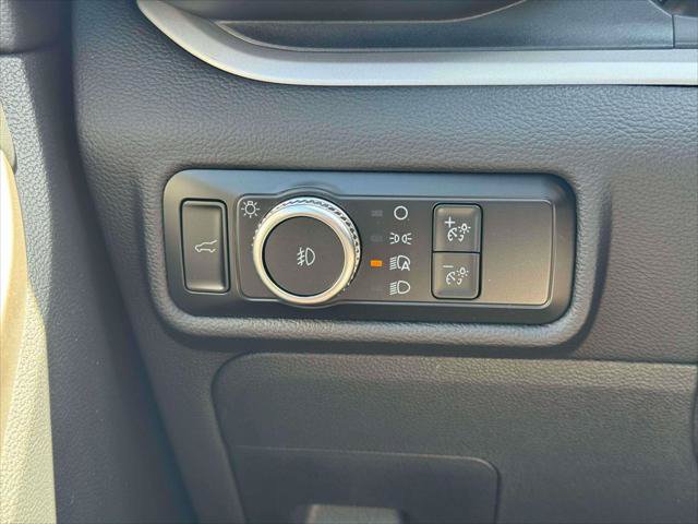 Used 2022 Ford Explorer XLT w/ Equipment Group 202A AWD/4WD image 21