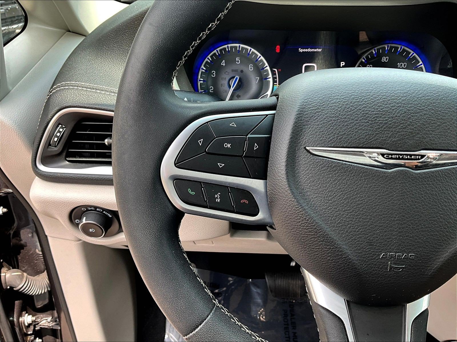 Used 2022 Chrysler Pacifica Touring-L FWD image 10