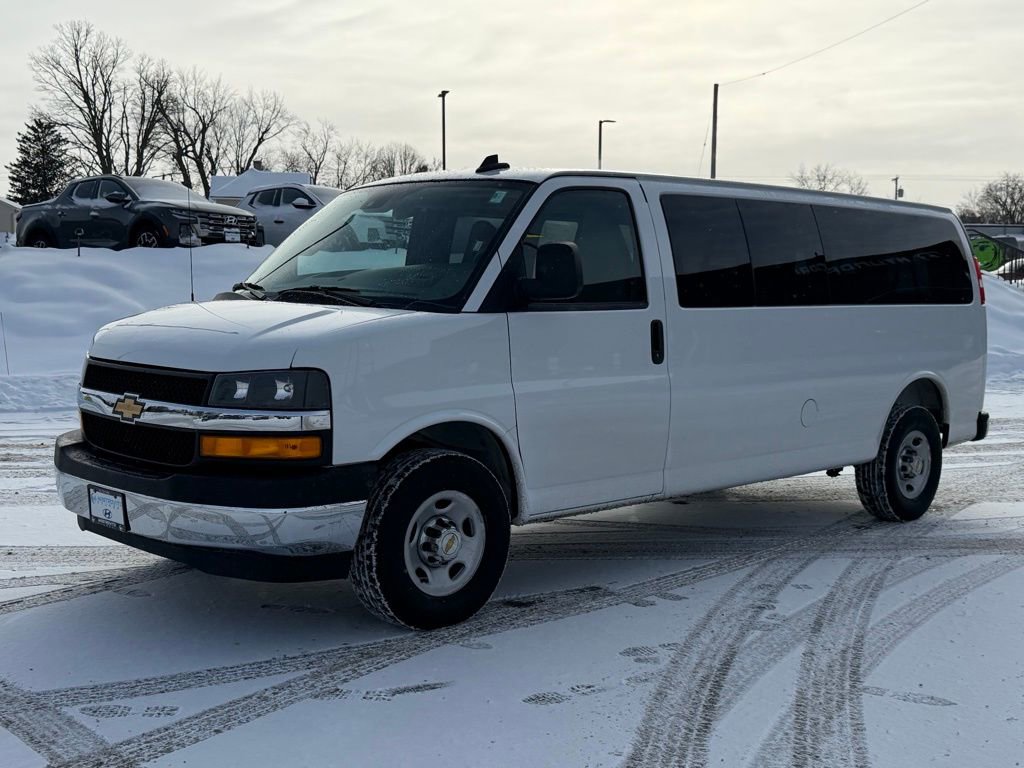 Used 2025 Chevrolet Express 3500 LT w/ LT Preferred Equipment Group RWD image 3