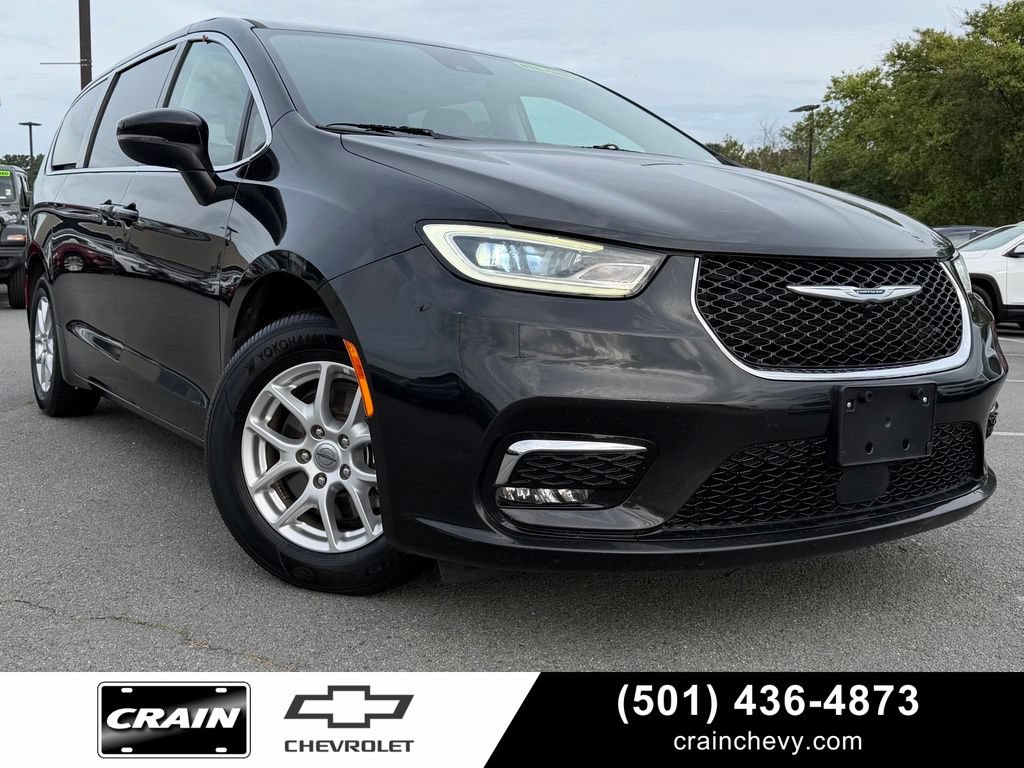 Used 2023 Chrysler Pacifica Touring-L FWD image 1