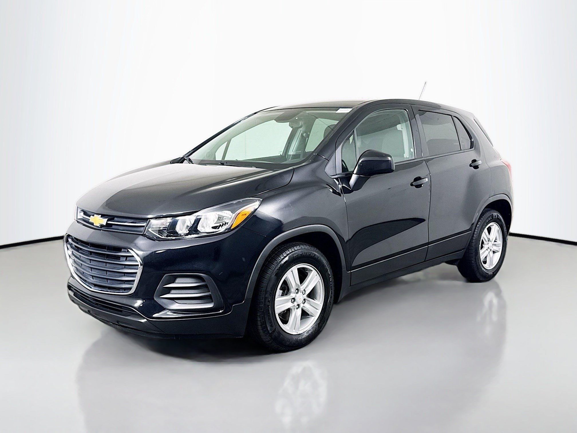 Used 2021 Chevrolet Trax LS w/ Tint and Cruise Package FWD image 4