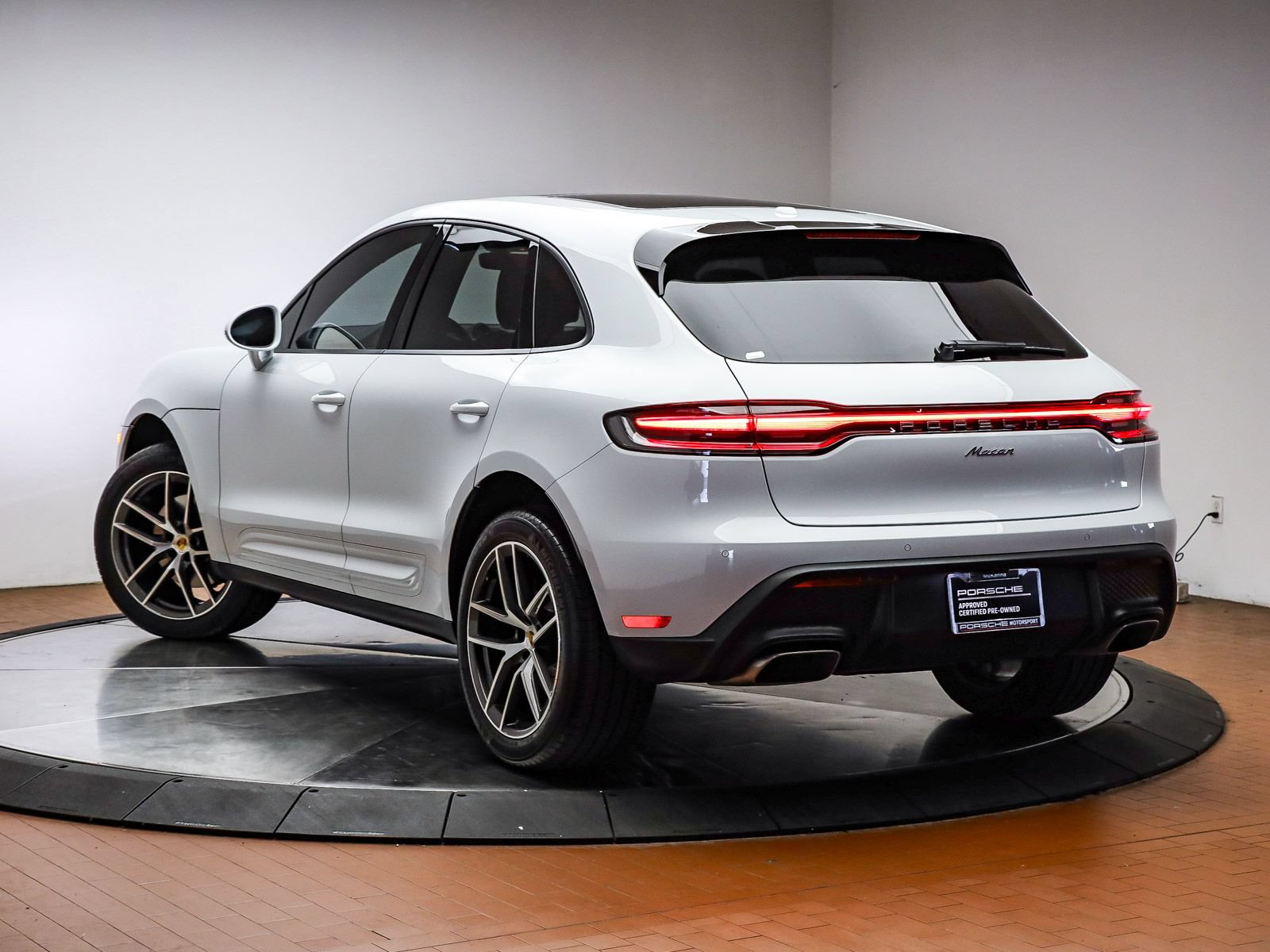 Certified 2026 Porsche Macan AWD/4WD image 3