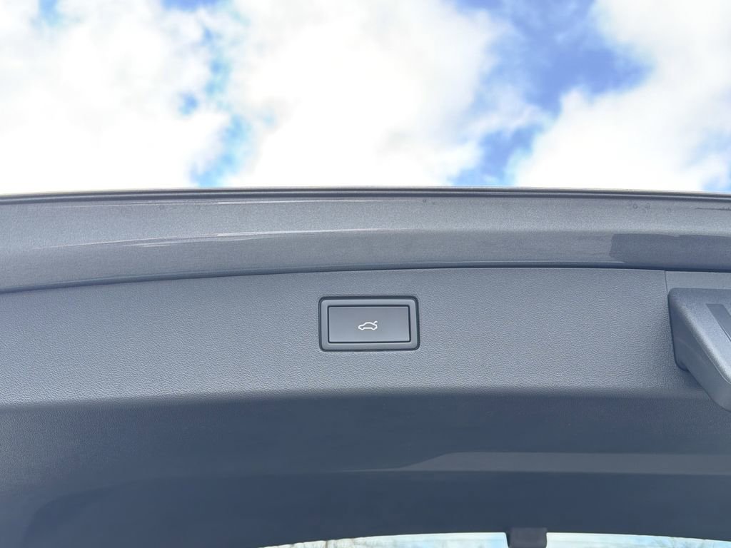 New 2026 Volkswagen Tiguan SE R-Line image 16