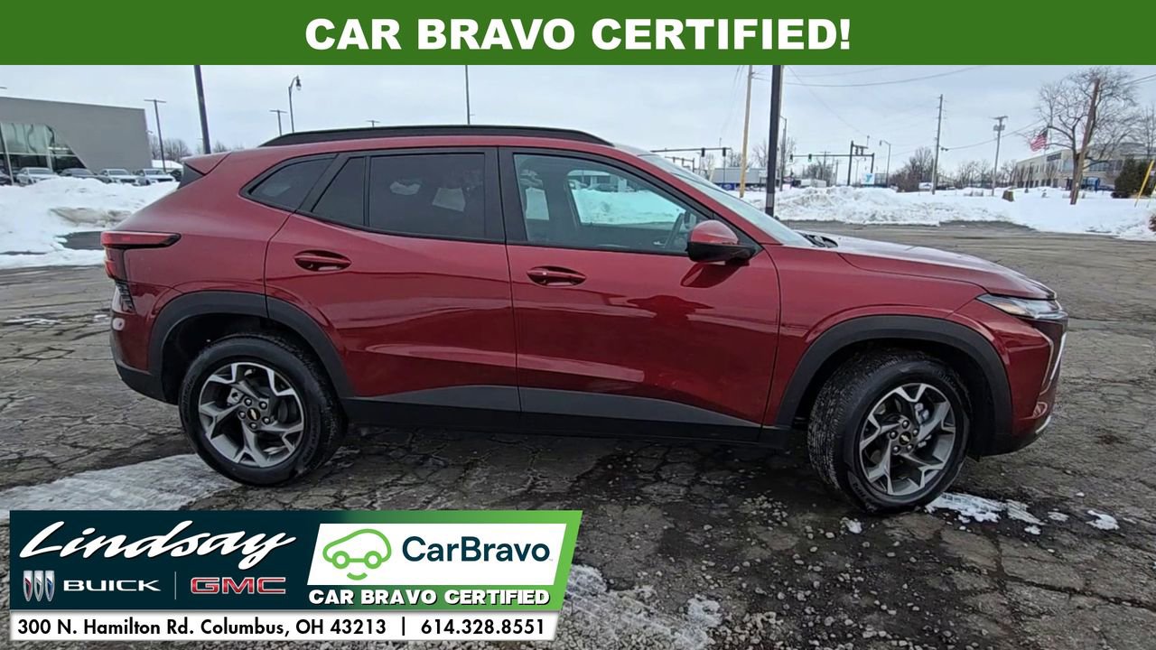 Used 2025 Chevrolet Trax LT w/ LT Convenience Package image 9