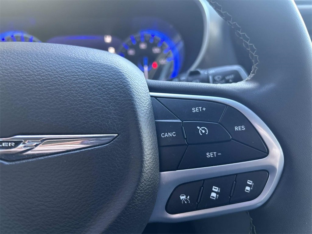 Used 2024 Chrysler Pacifica Touring-L image 27