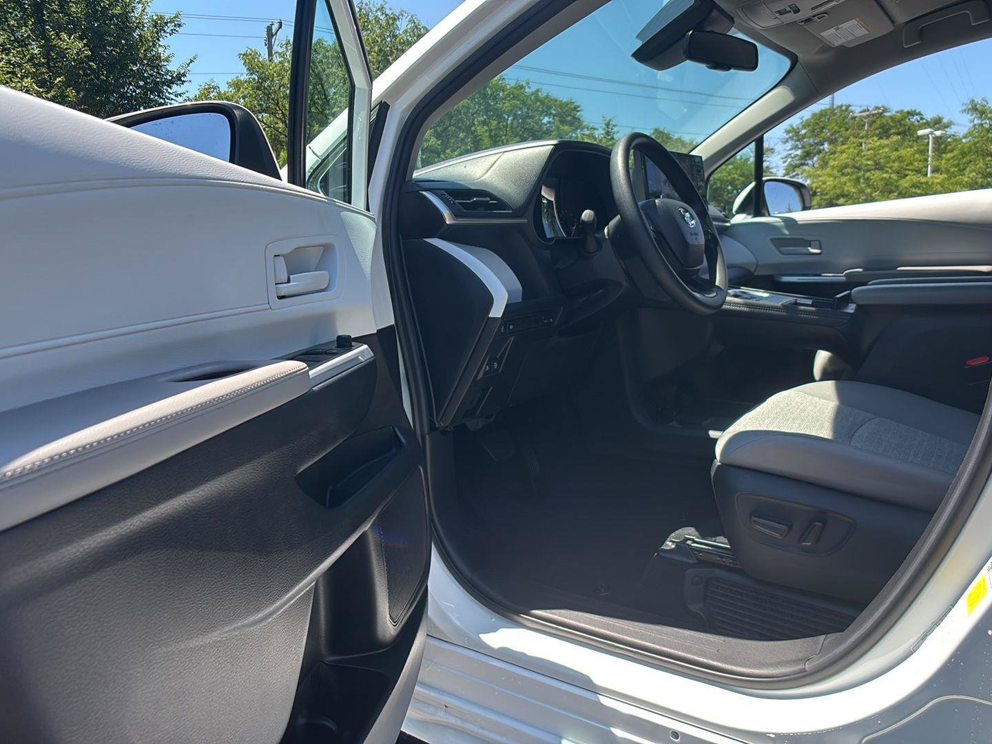 Used 2026 Toyota Sienna LE FWD image 2