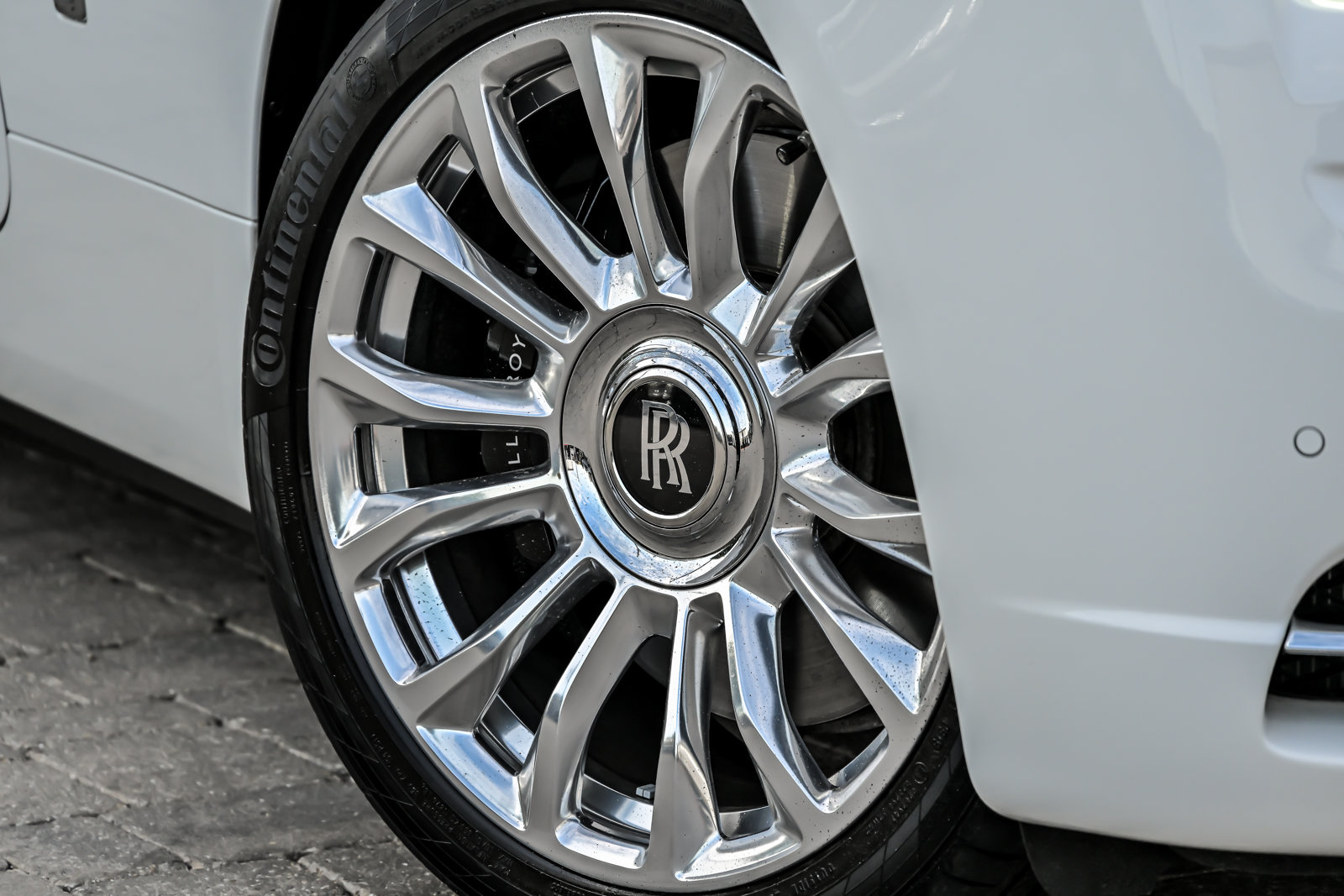 Used 2020 Rolls-Royce Dawn RWD image 3