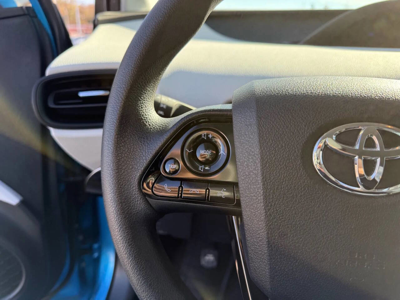 Used 2022 Toyota Prius L Eco image 11