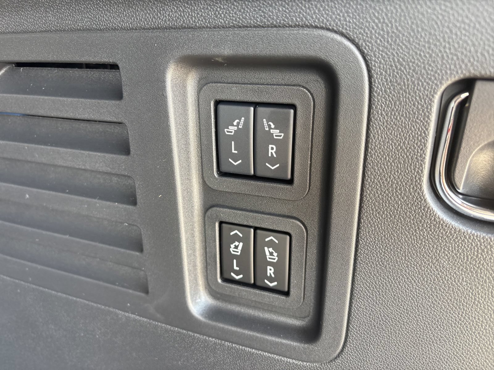New 2026 Chevrolet Traverse RS w/ LPO, Floor Liner Package FWD image 20