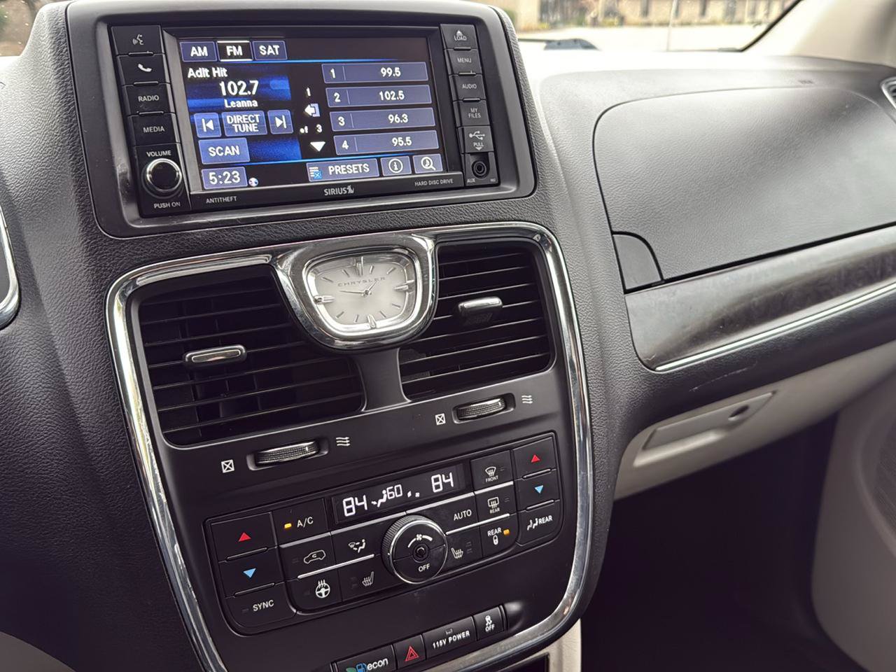Used 2016 Chrysler Town & Country Touring w/ Driver Convenience Group FWD image 18