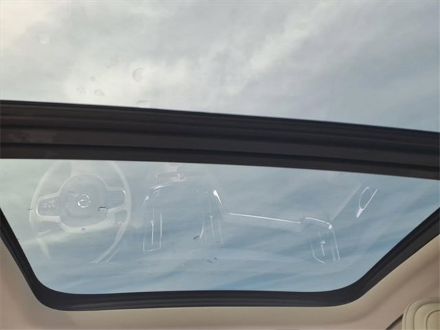 Used 2021 Volvo V60 T5 Cross Country image 14