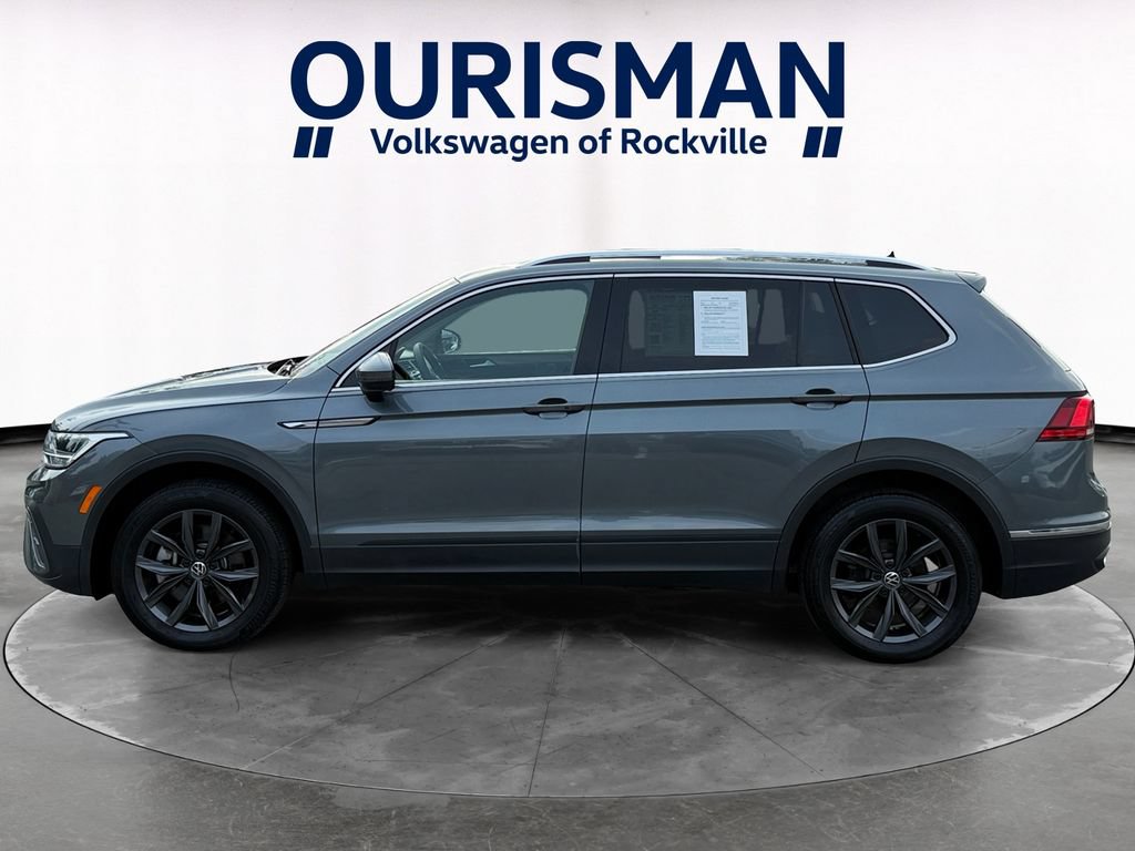Used 2023 Volkswagen Tiguan SE w/ Panoramic Sunroof Package FWD image 3