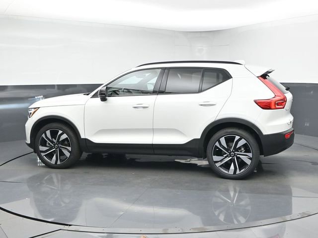 Used 2024 Volvo XC40 B5 Plus image 5