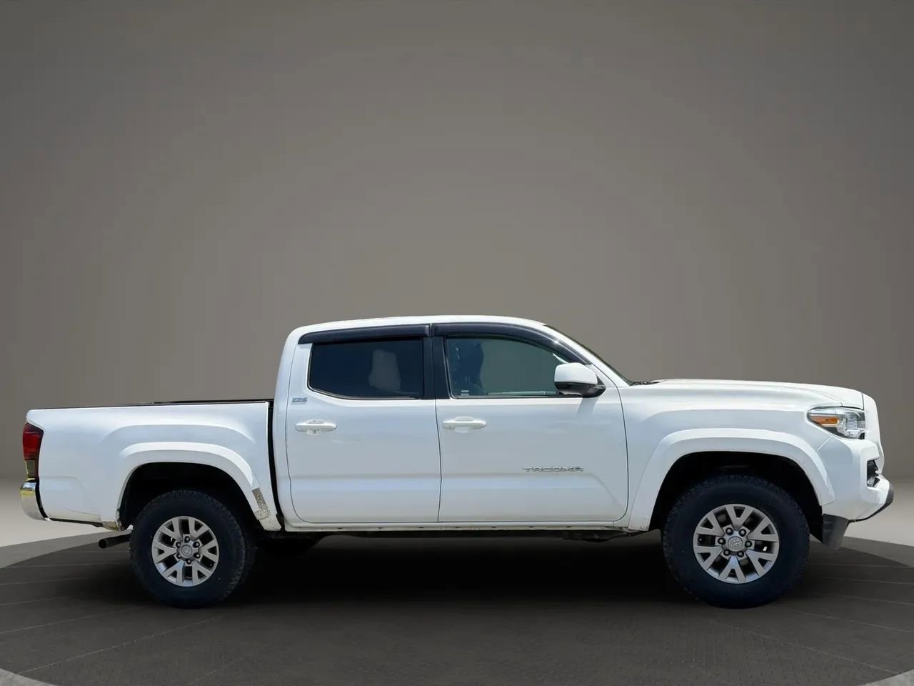 Used 2017 Toyota Tacoma SR5 w/ Tow Package RWD image 5