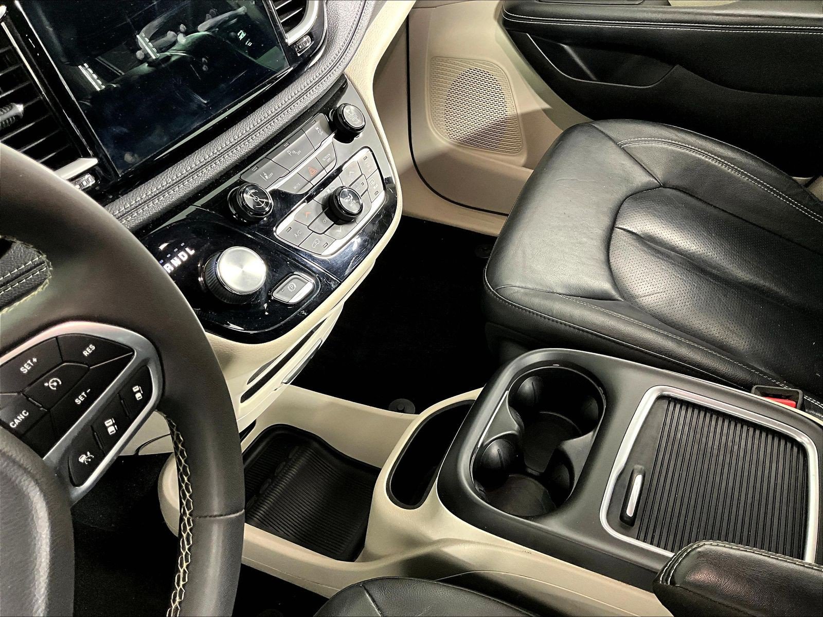 Used 2022 Chrysler Pacifica Touring-L FWD image 15