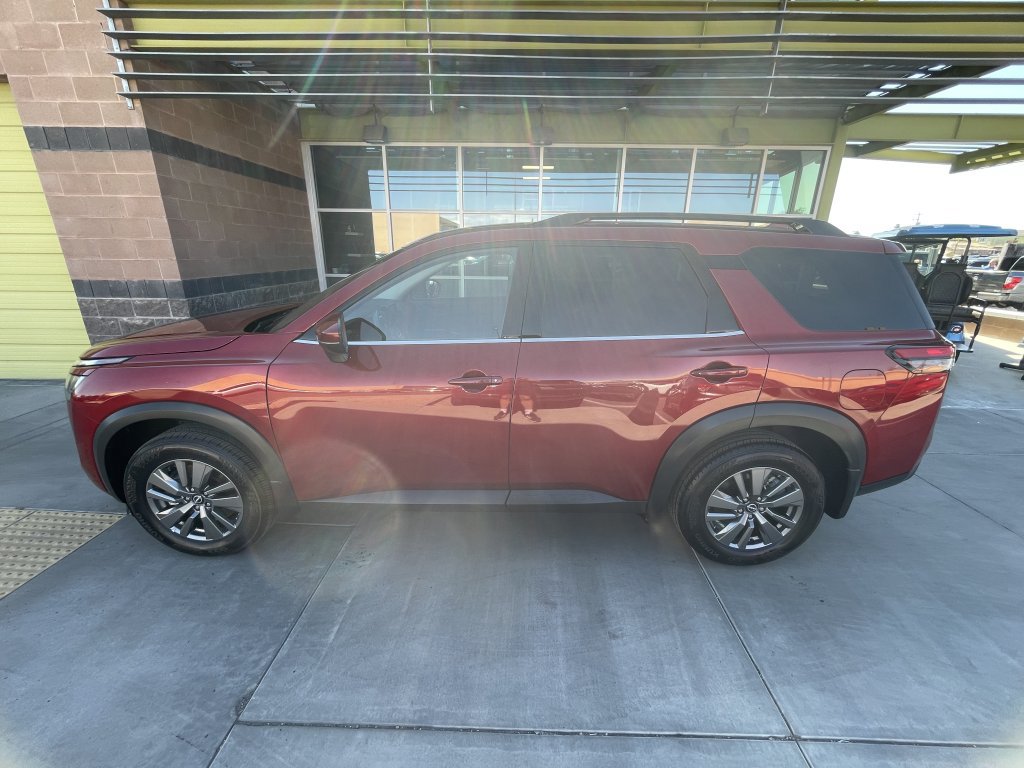 Used 2024 Nissan Pathfinder SV w/ Lighting Package (N92) FWD image 5