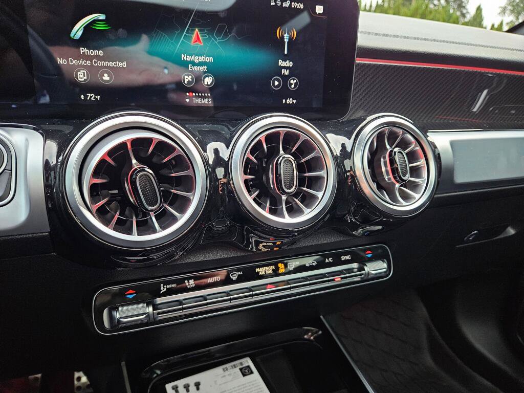 Used 2022 Mercedes-Benz GLB 35 AMG 4MATIC image 28