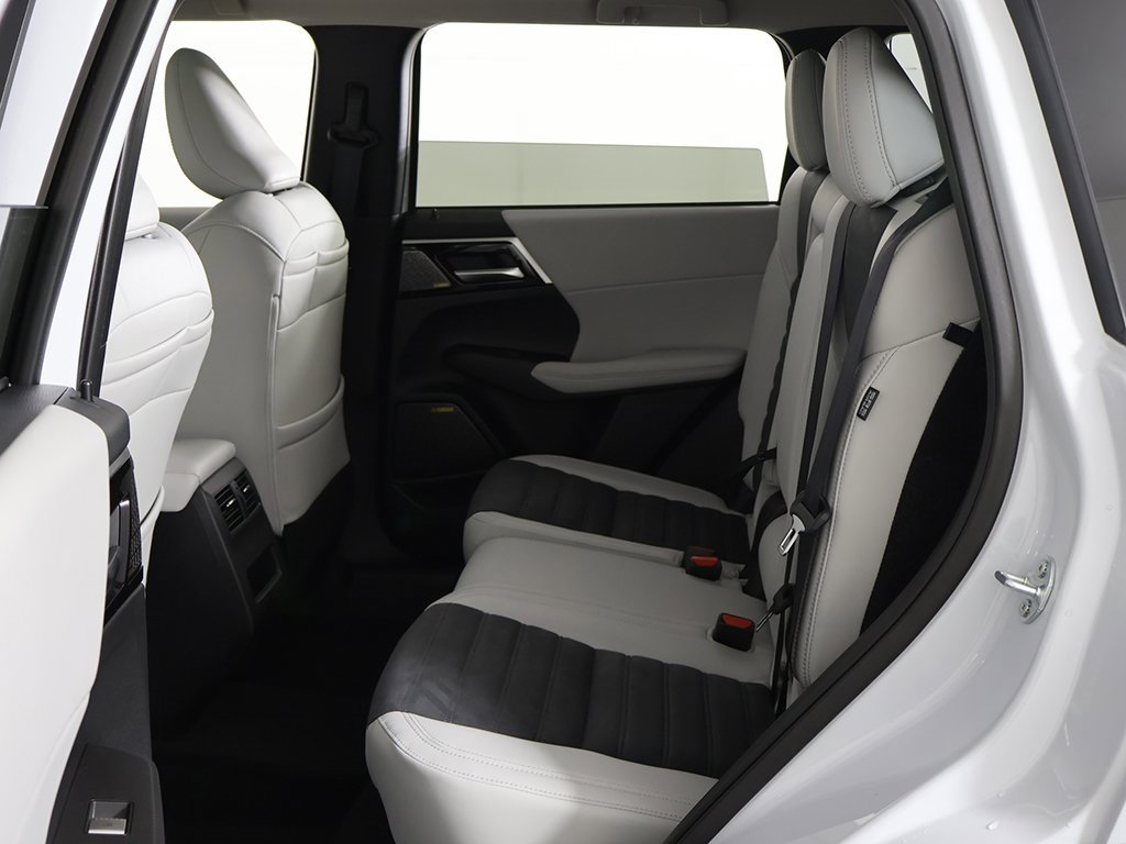 New 2025 Mitsubishi Outlander SE image 33