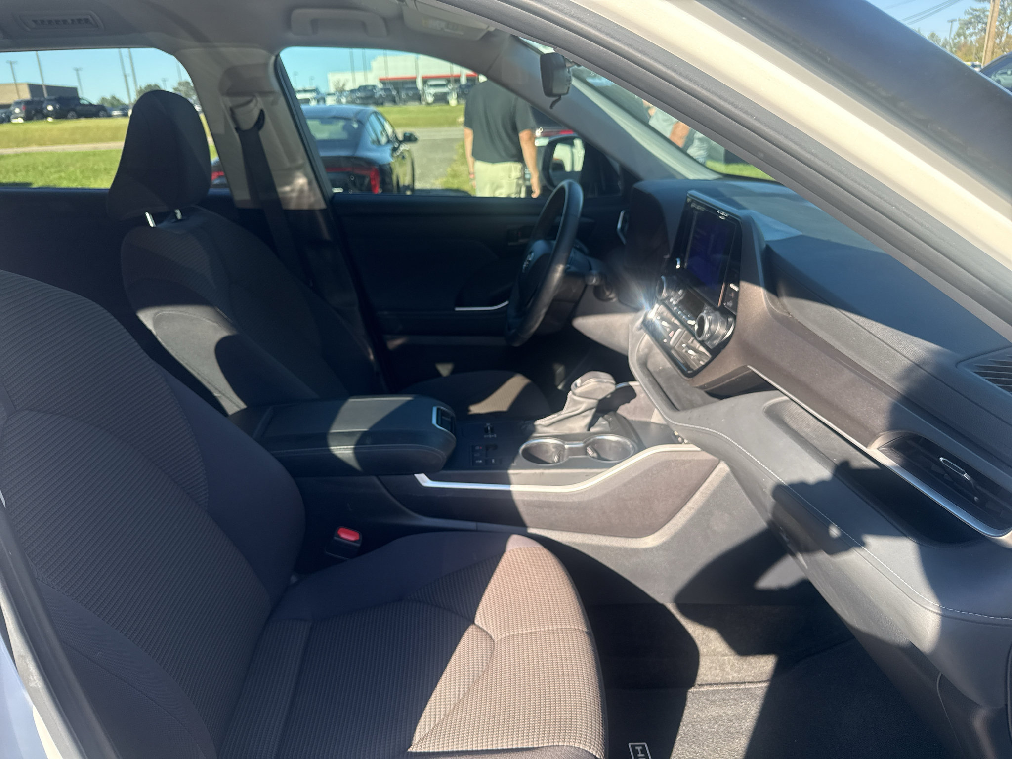 Used 2024 Toyota Highlander LE FWD image 18