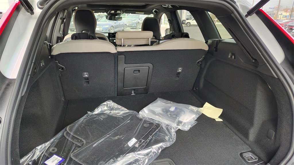 New 2026 Volvo XC60 B5 Plus w/ Climate Package image 29