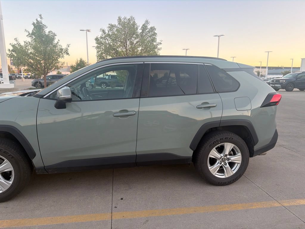 Used 2019 Toyota RAV4 XLE AWD/4WD image 5