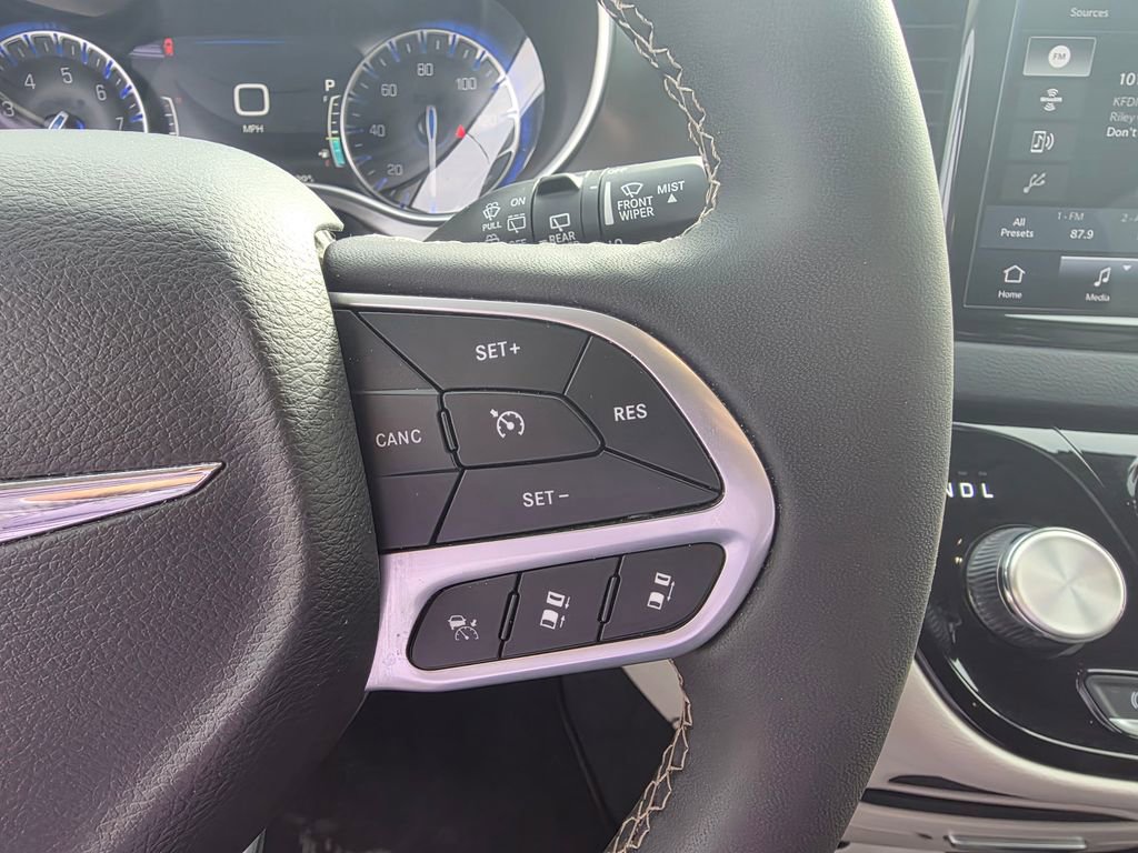 Used 2023 Chrysler Pacifica Touring-L image 14