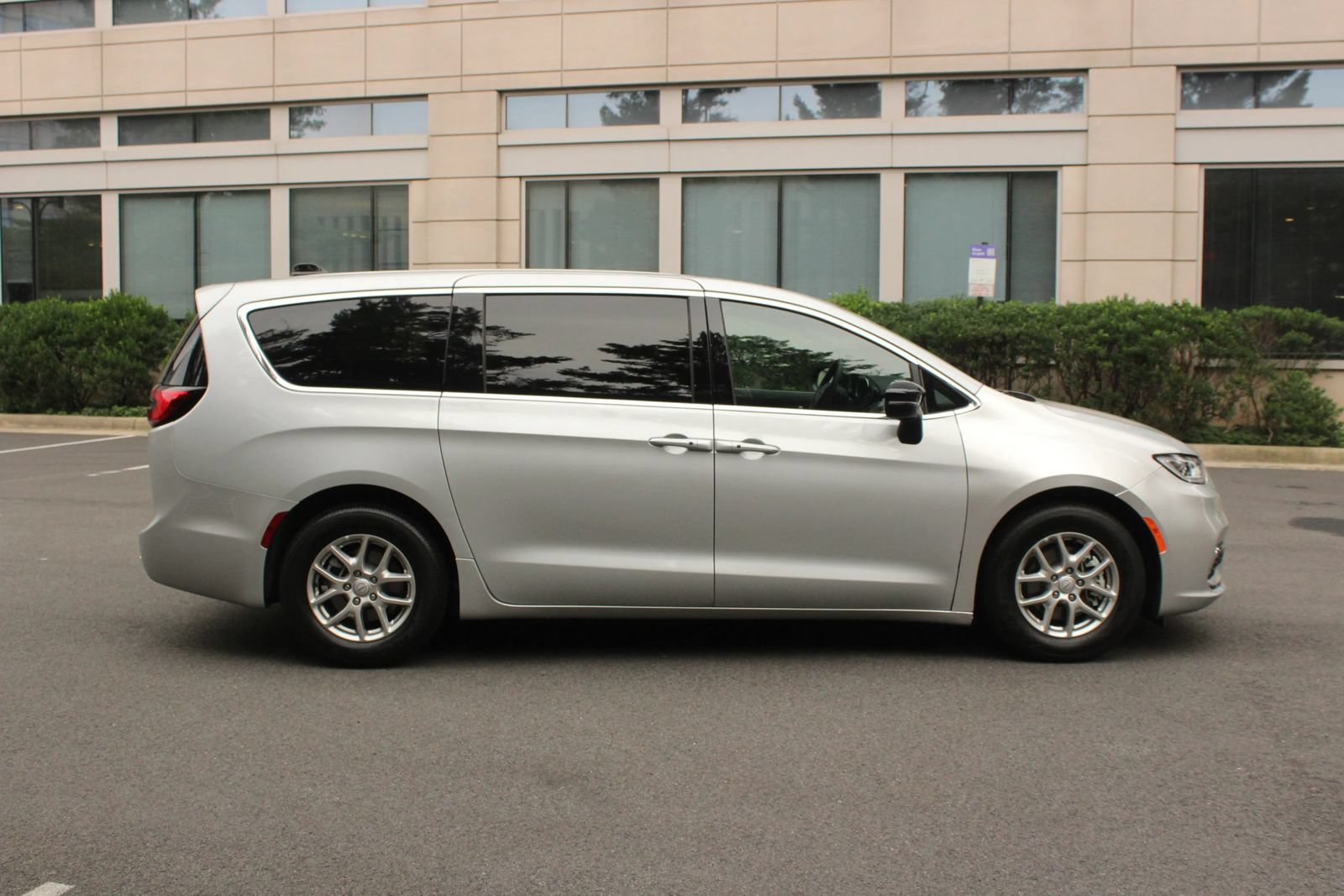 Used 2026 Chrysler Pacifica Select FWD image 6
