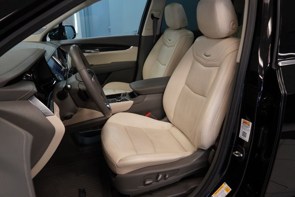 Used 2023 Cadillac XT6 Premium Luxury image 3
