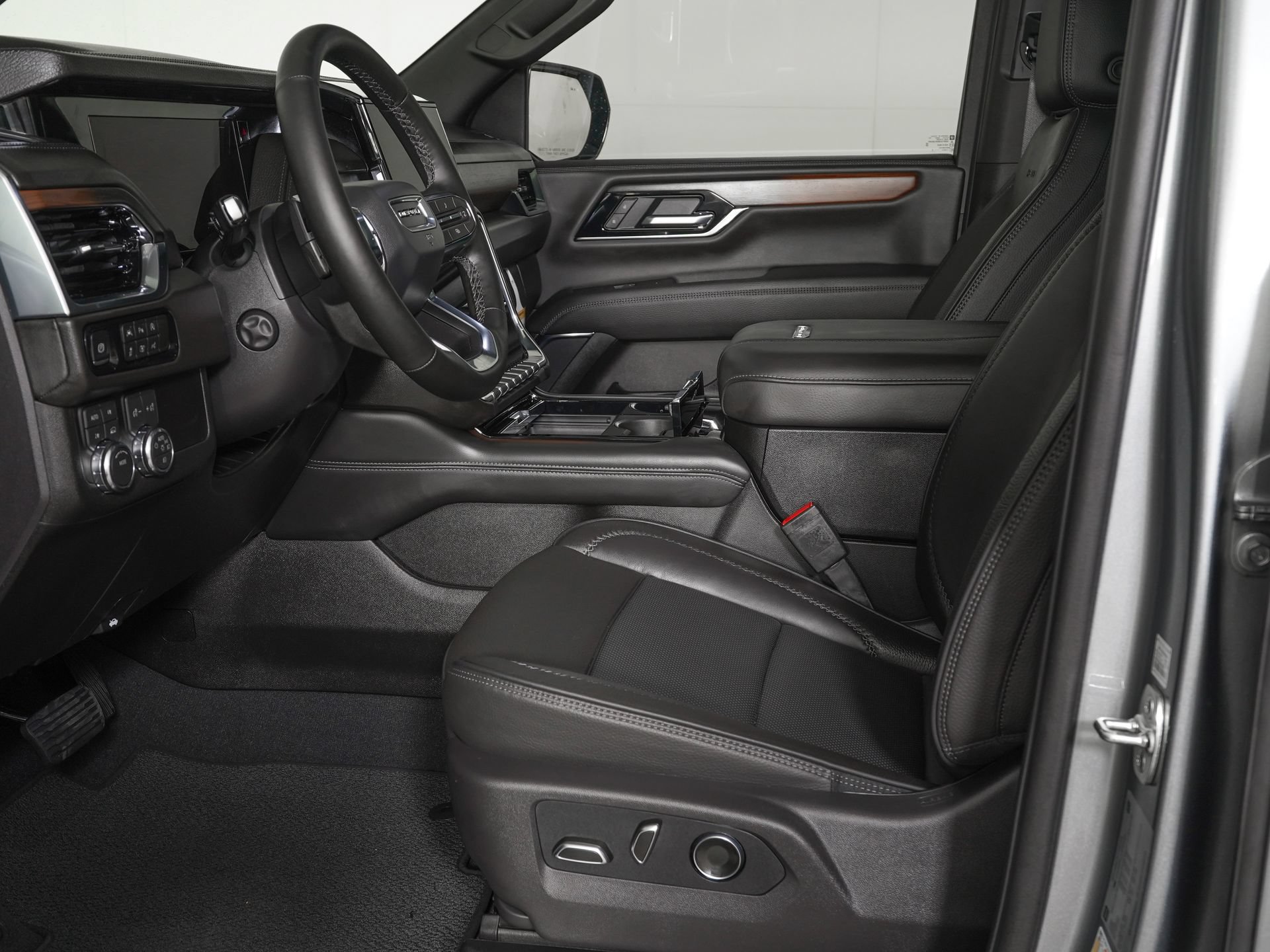 Used 2026 GMC Yukon Denali w/ Sun & Power Step Package AWD/4WD image 16
