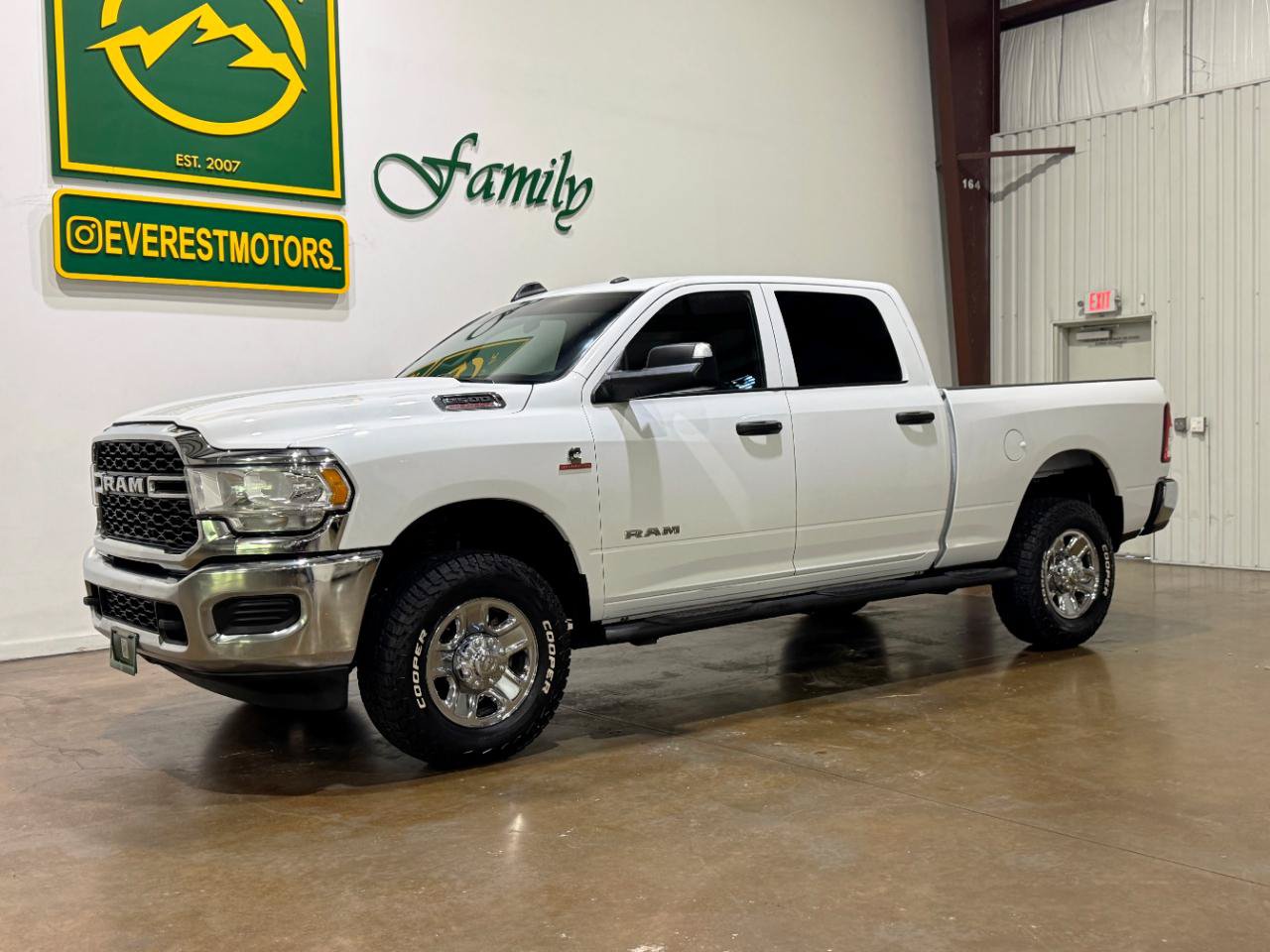Used 2022 RAM 2500 Tradesman w/ Chrome Appearance Group AWD/4WD image 3