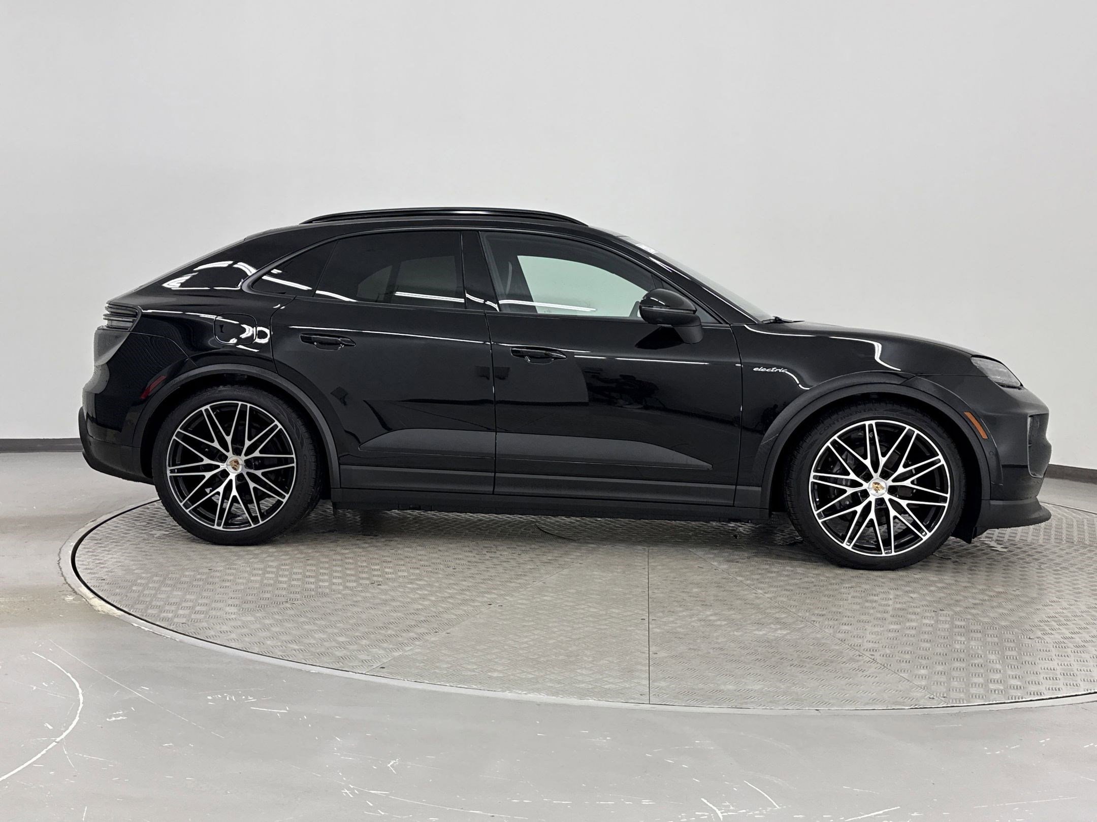 Used 2024 Porsche Macan 4 Electric image 8